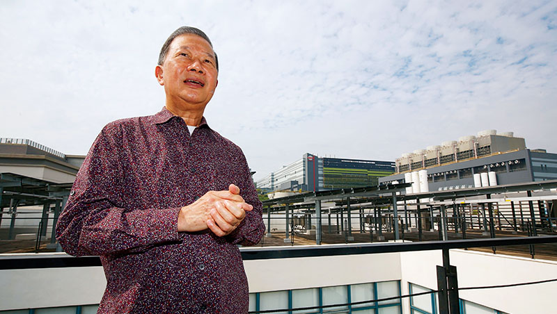 凌嘉董事長陳連春站在公司頂樓，在他左後方的「鄰居」就是台積電中科廠房。他認為，台灣產業應該跟半導體一起升級，用科技能力來解決問題，才是好方法